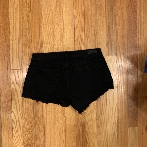 BlankNYC Denim Frayed Hem Short - Picture 3 of 4